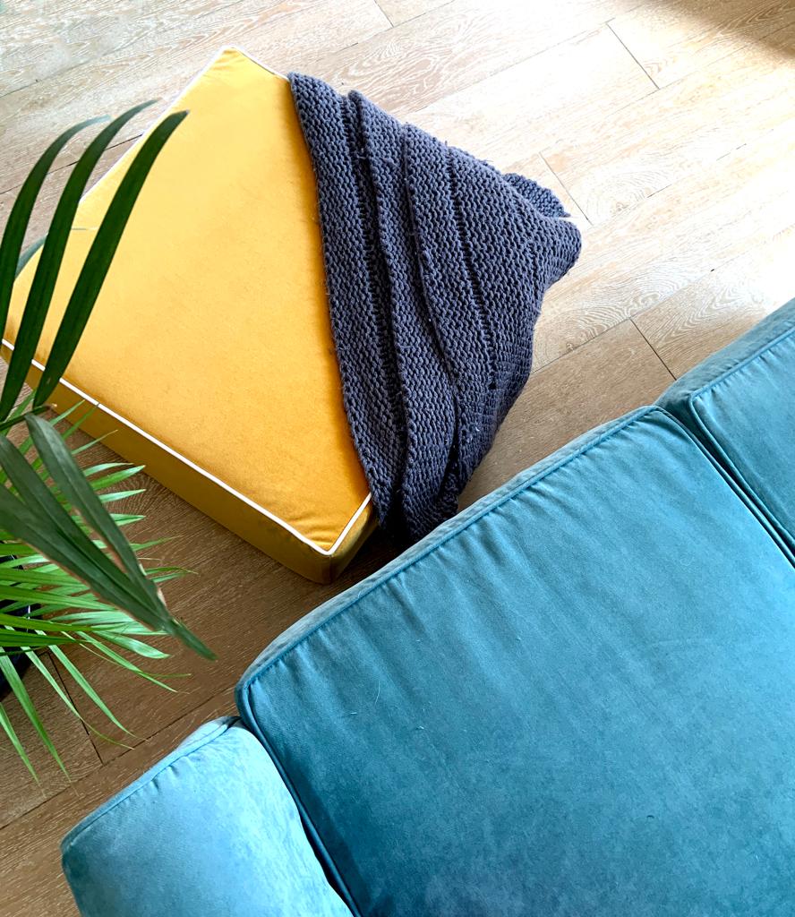 Velvet pouffe mustard with blanket